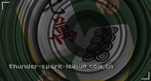 一位老者在巷口看报